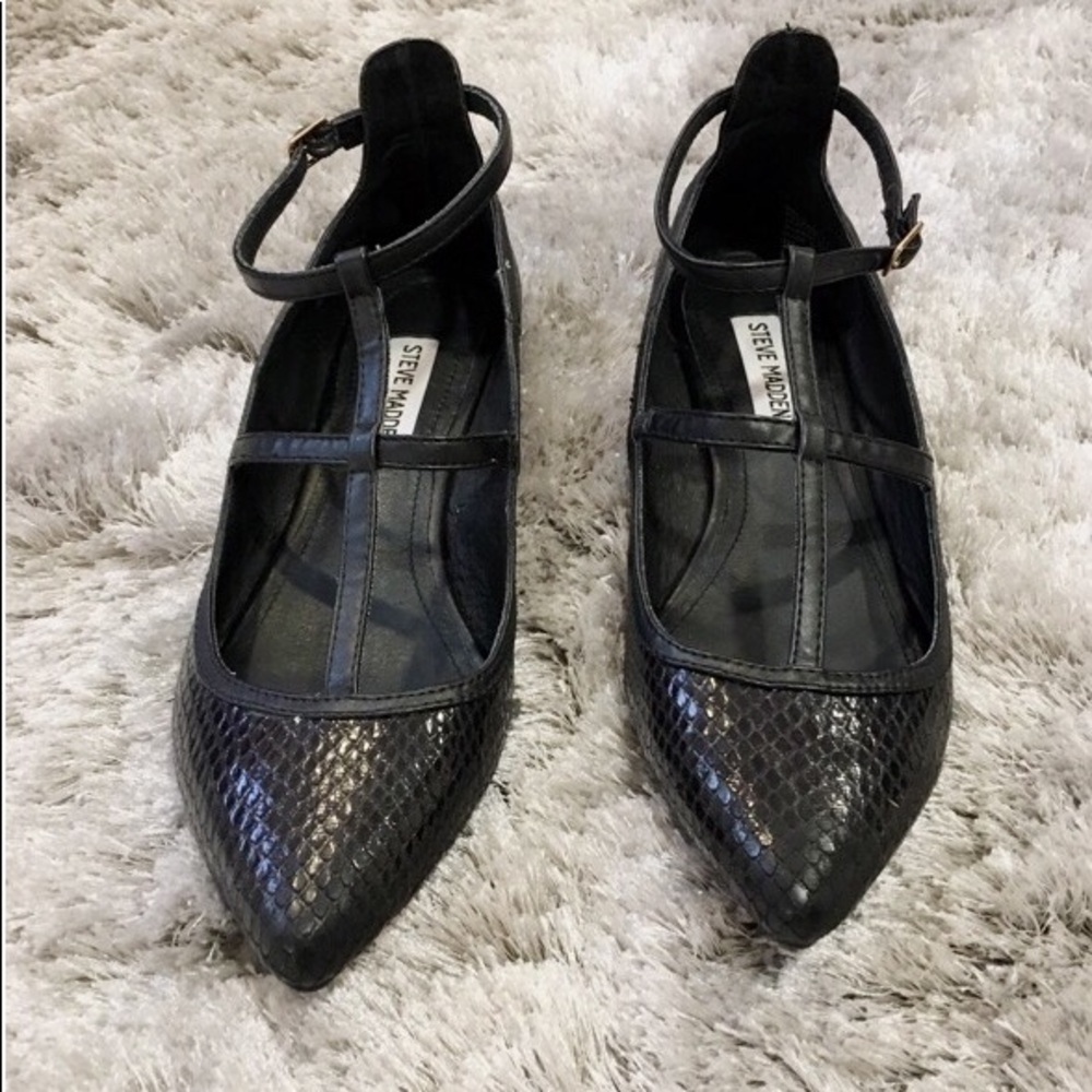 Black Steve Madden flat sandals size 7.